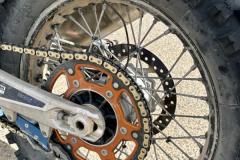 MRG-Dakar-moto_znicena-pneu-Michek-1