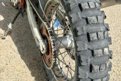 MRG-Dakar-moto_znicena-pneu-Michek-2