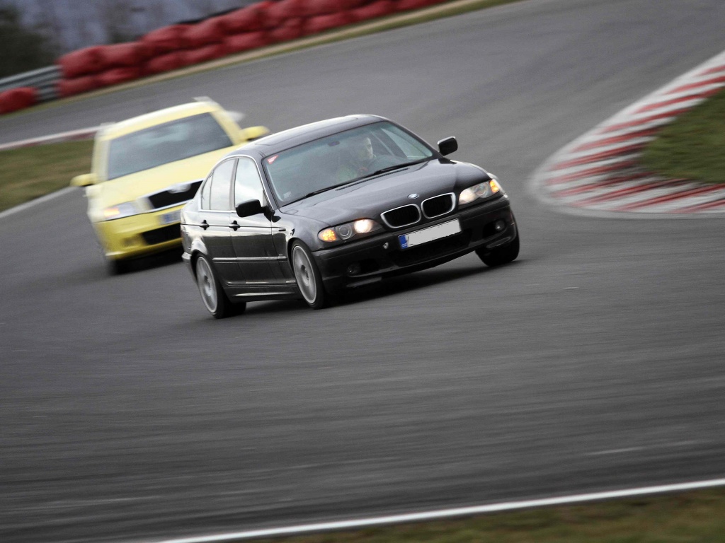 Zimní svezení na velkém závodním okruhu autodromu.