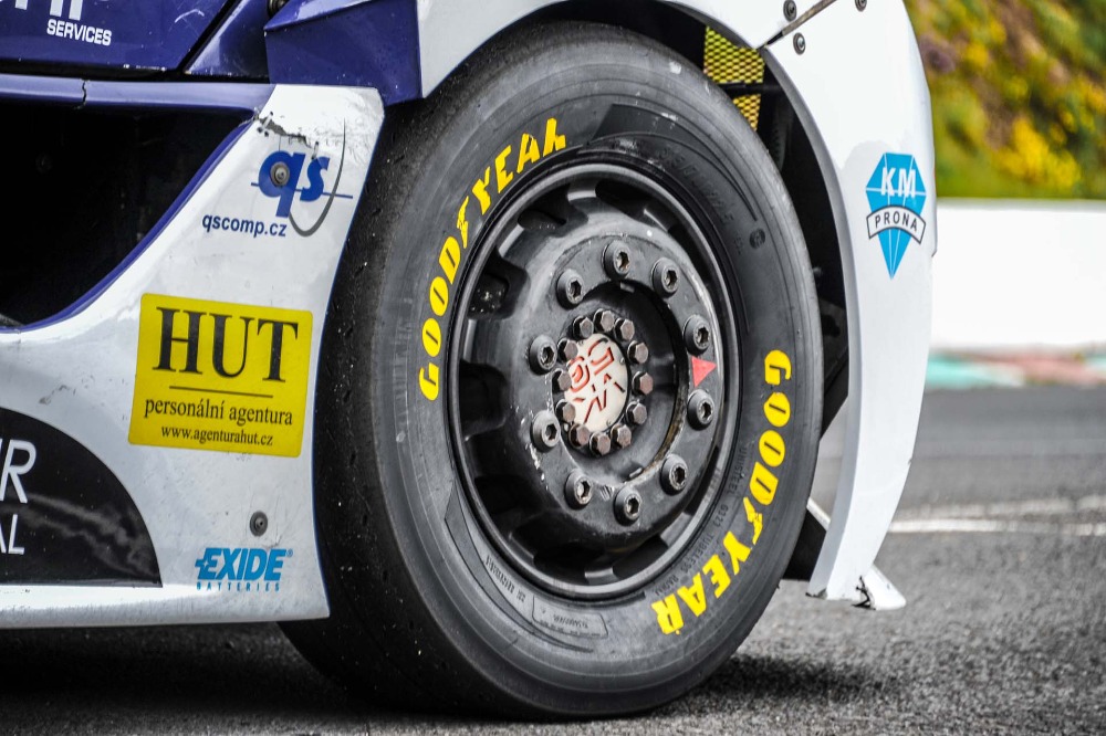 Start evropského truckracingu z maďarského Hungaroringu živě.