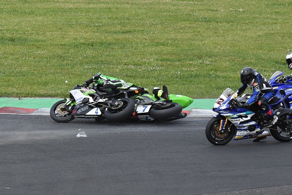 Hned úvod závodu IDM byl pořádně dramatický. Crash – fotoseriál.