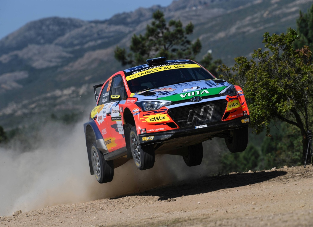 WRC Rally Sardegna – a velké skoky. Video.