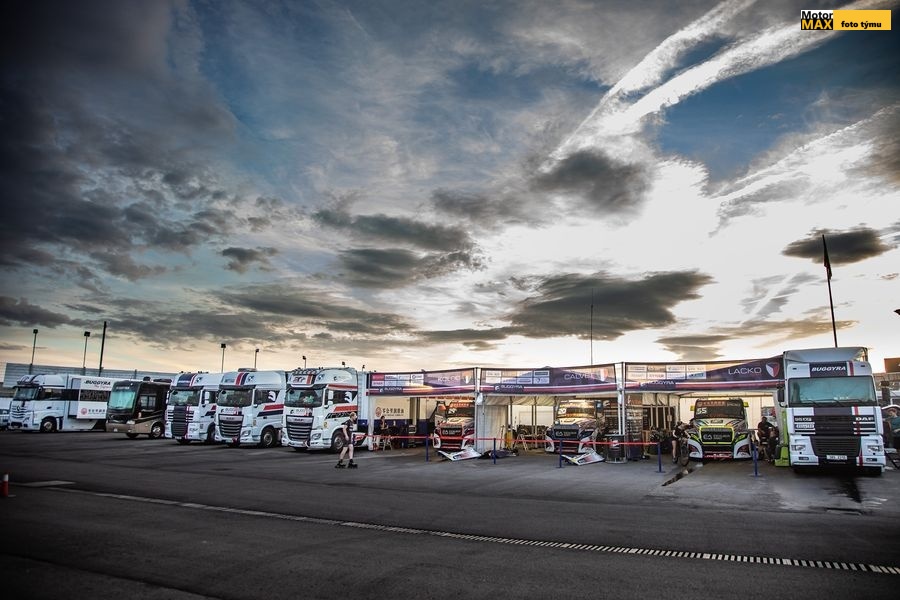 Týmové zázemí na závody převáží pět  kamionů.