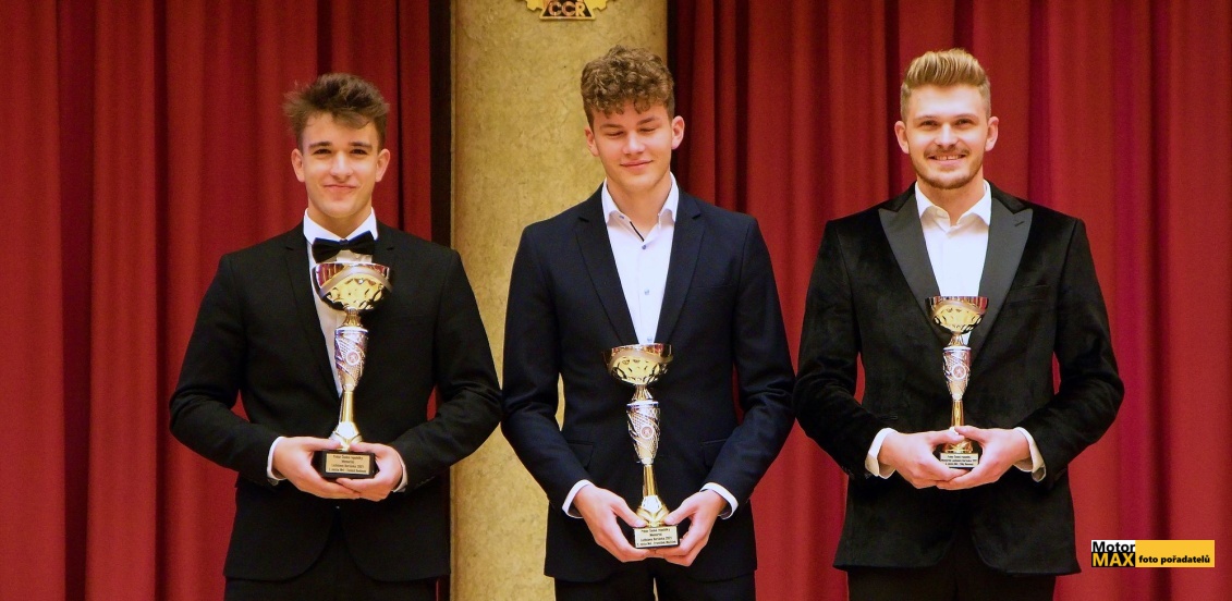 Nejúspěšnější závodníci na motokárách převzali svá ocenění.