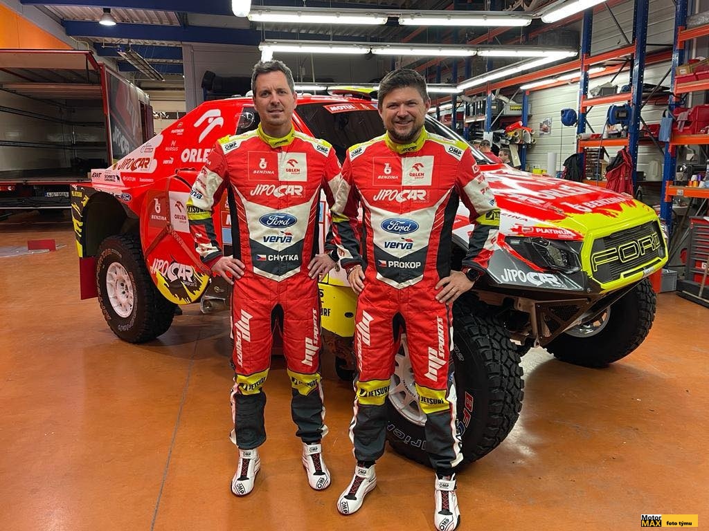 Martin Prokop a jeho navigátor Viktor Chytka před Dakarem 2022 v TV.