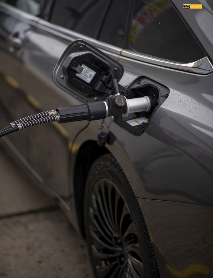 Každé jedenácté loni prodané auto pohání baterie.