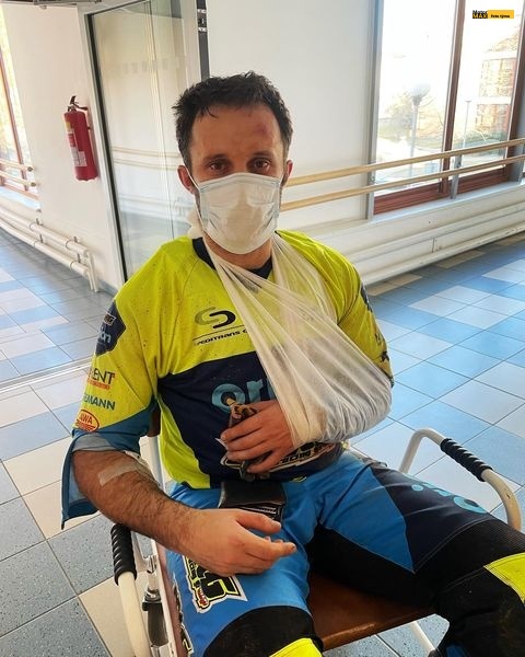 Milan Engel  si pořídil sádru.