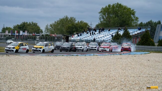 Malé vozy Fiat 500 v akci na  Slovakia Ringu 2025. Krátké video.