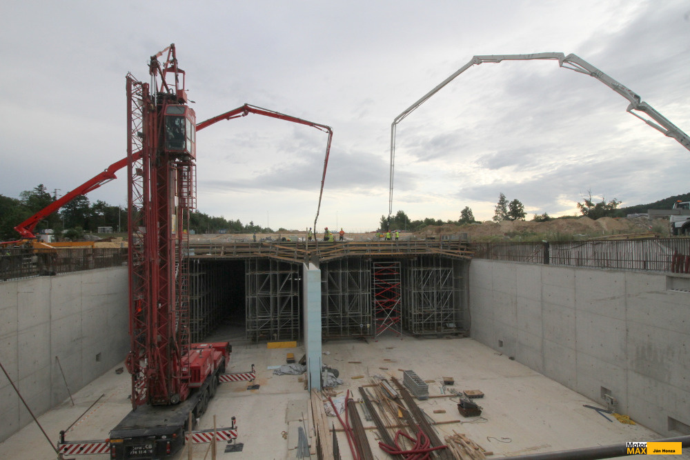 Tunelem Pohůrka na obchvatu Českých Budějovic již letos.