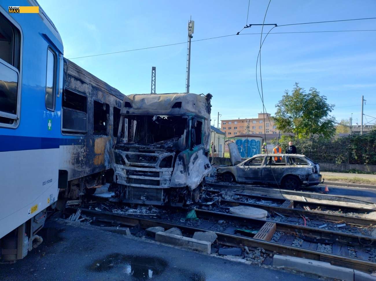 V Olomouci se střetl vlak s nákladním automobilem. Navíc došlo k požáru.