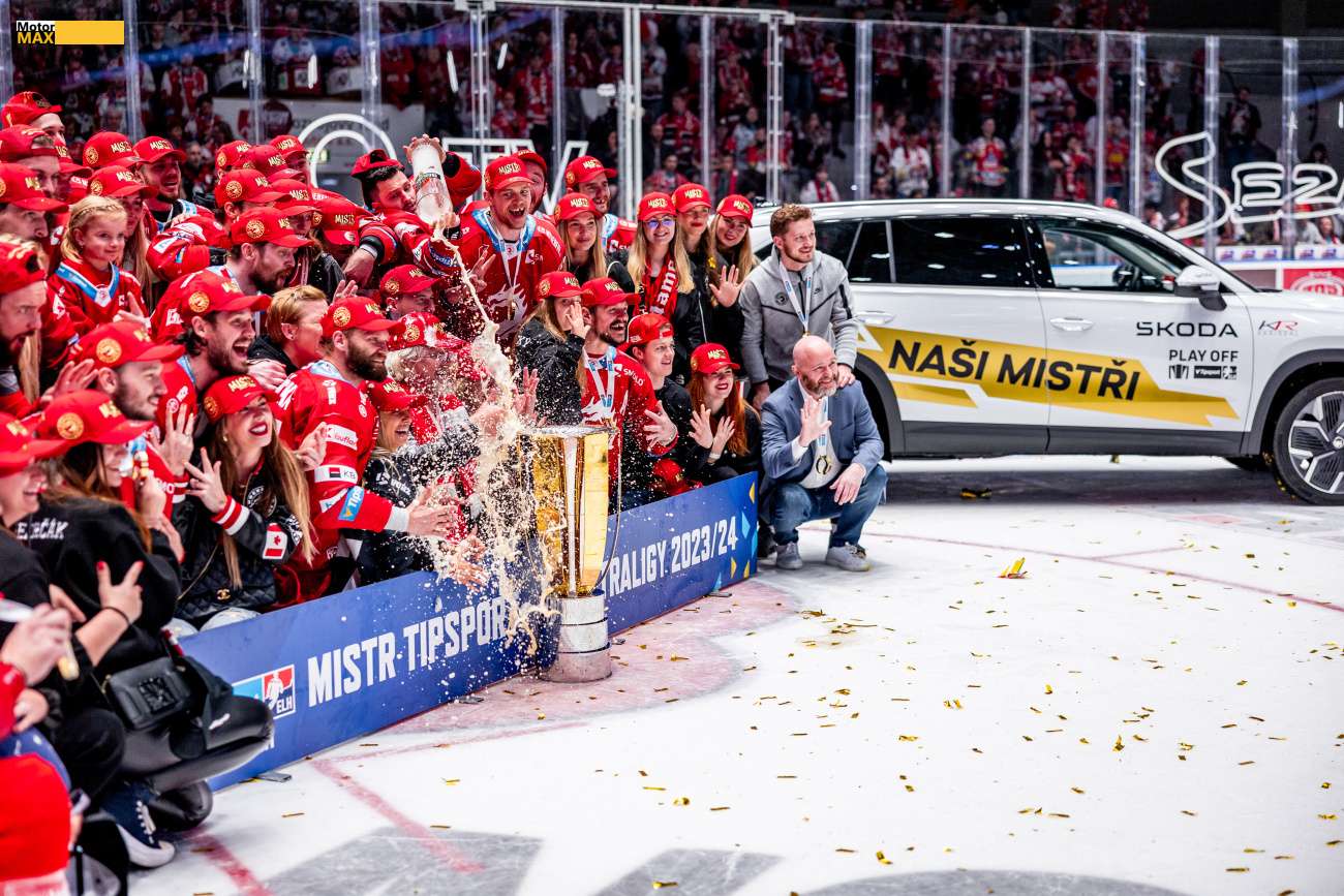 Trofej hokejovým vítězům přivezla na led Škoda Kodiaq.