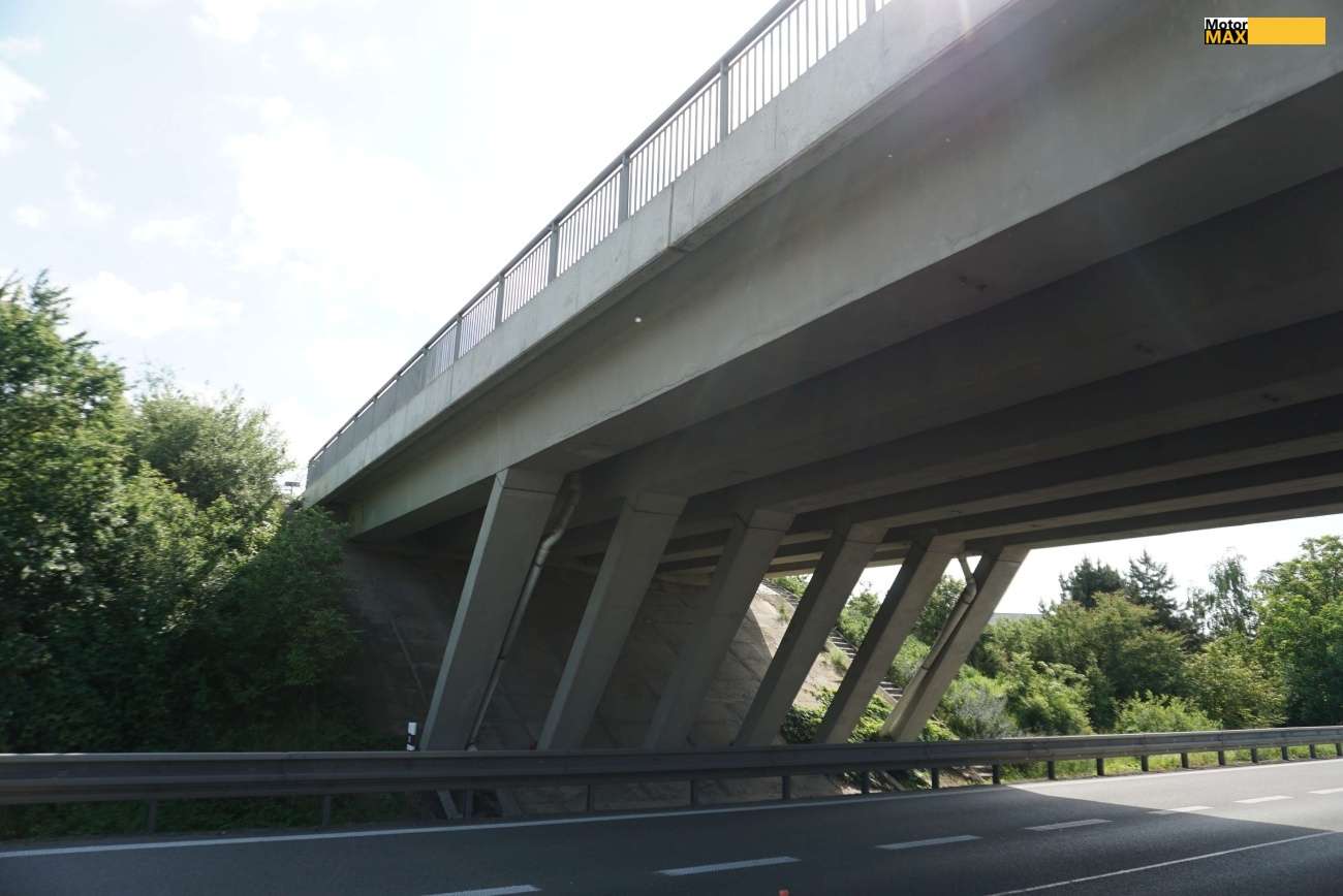 Další omezení a dopravní komplikace v Brně – u mostu přes D2 u Olympie.