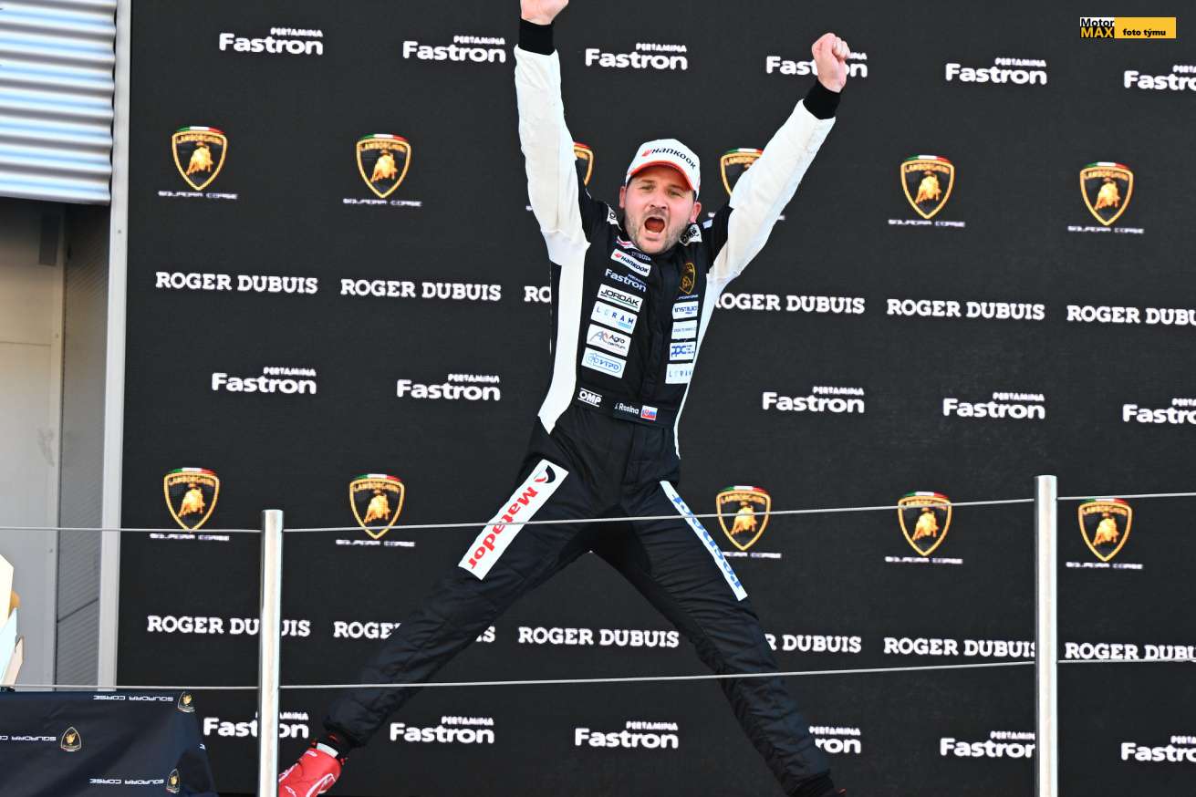 Štefan Rosina a Bronislav Formánek se radují z titulu.