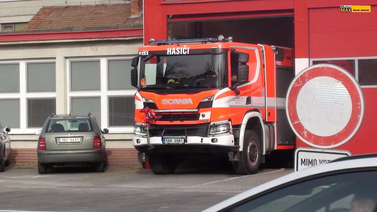 Kolona hasiču na dálnici D1 a D2. Krátké video.