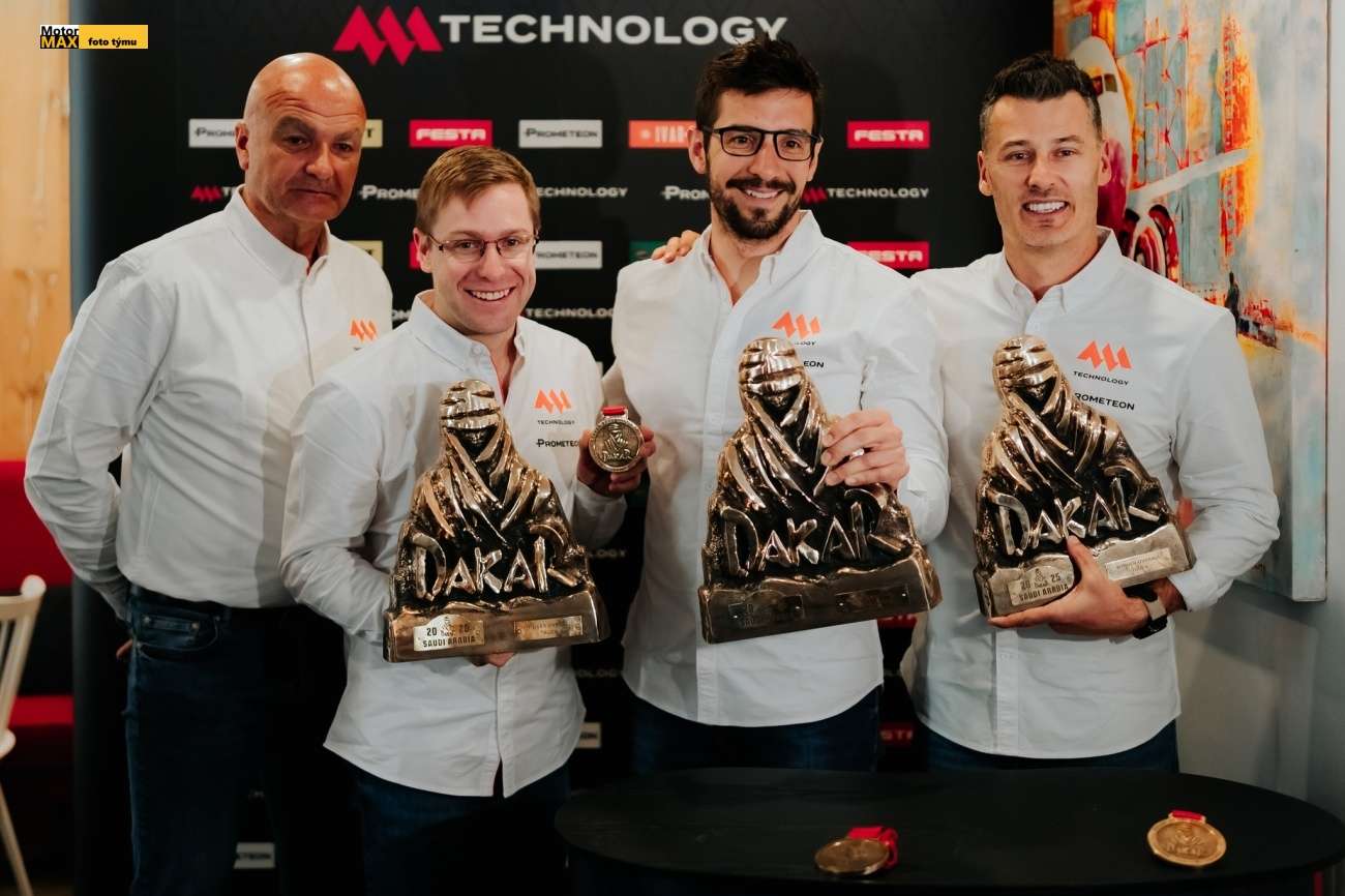 Tisková konference hned po návratu vítězů z Dakaru.