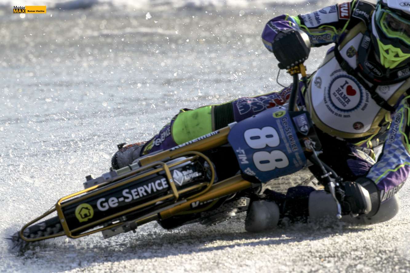 Ledová plochá dráha Hamr na Jezeře 2025. Fotogalerie Romana Vlačihy.