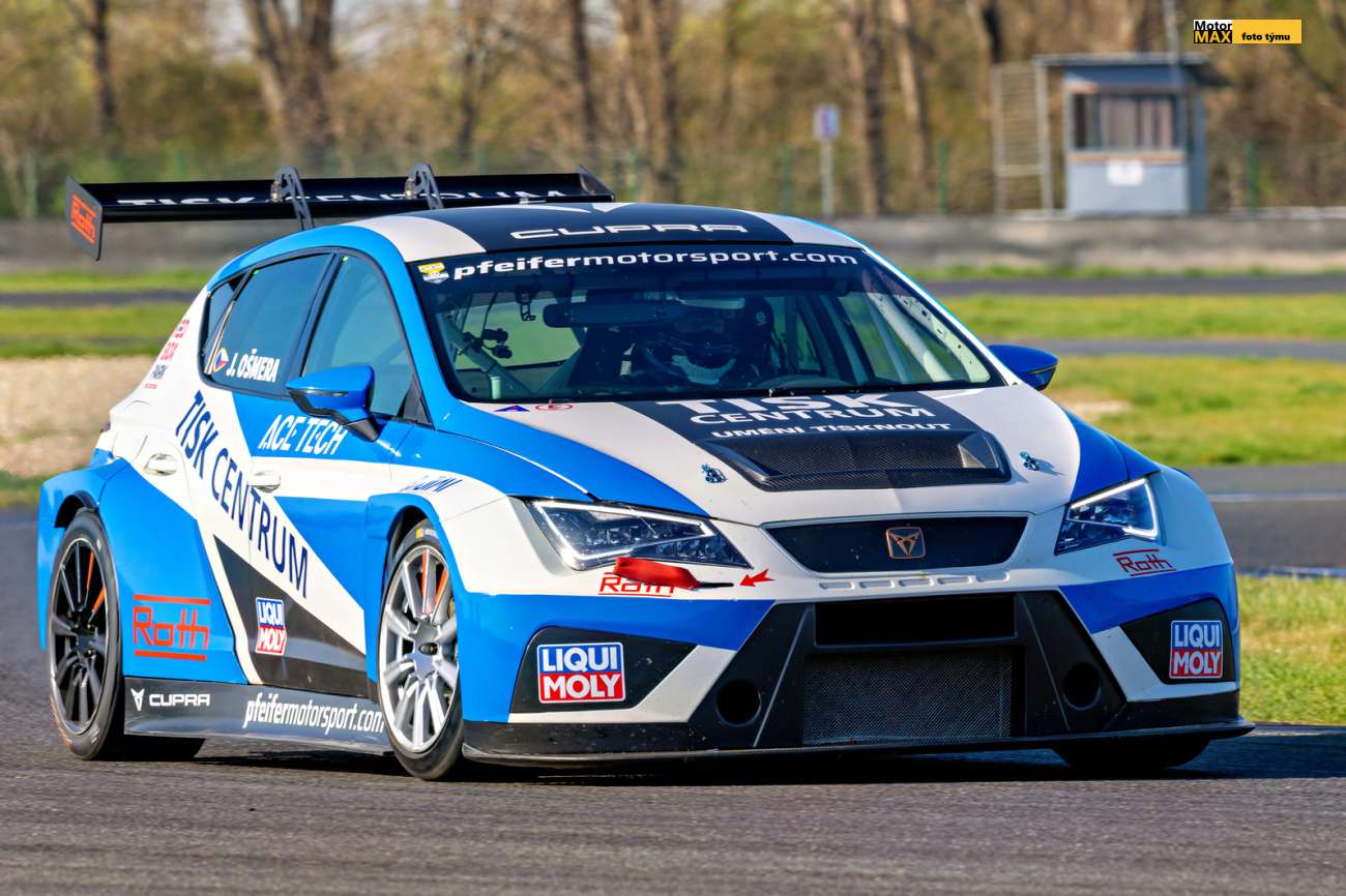 Brněnský jezdec Jiří Ošmera při MMSR PAV na Slovakia Ringu vyzkoušel Cupru TCR.