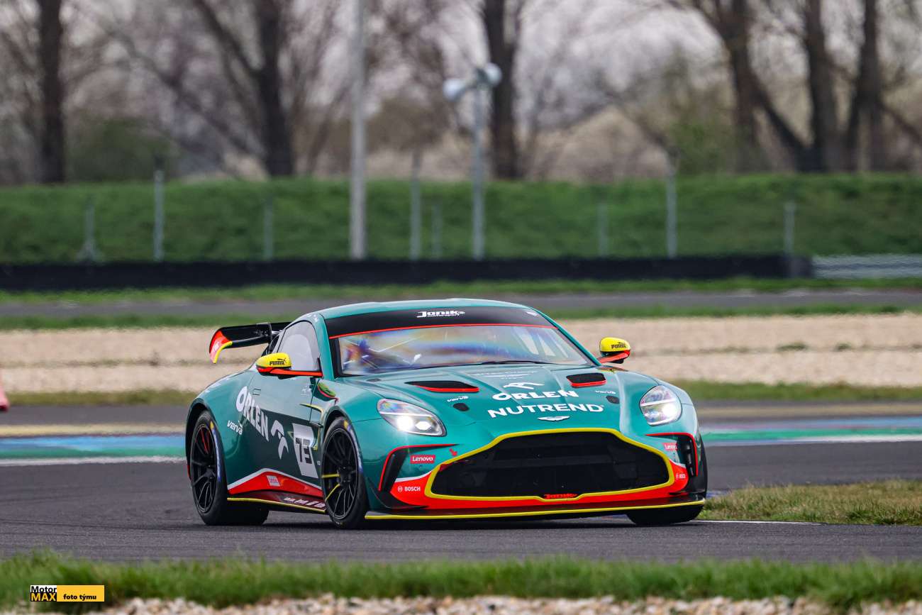 Janík Motorsport vstupuje do okruhové sezony i s juniory.