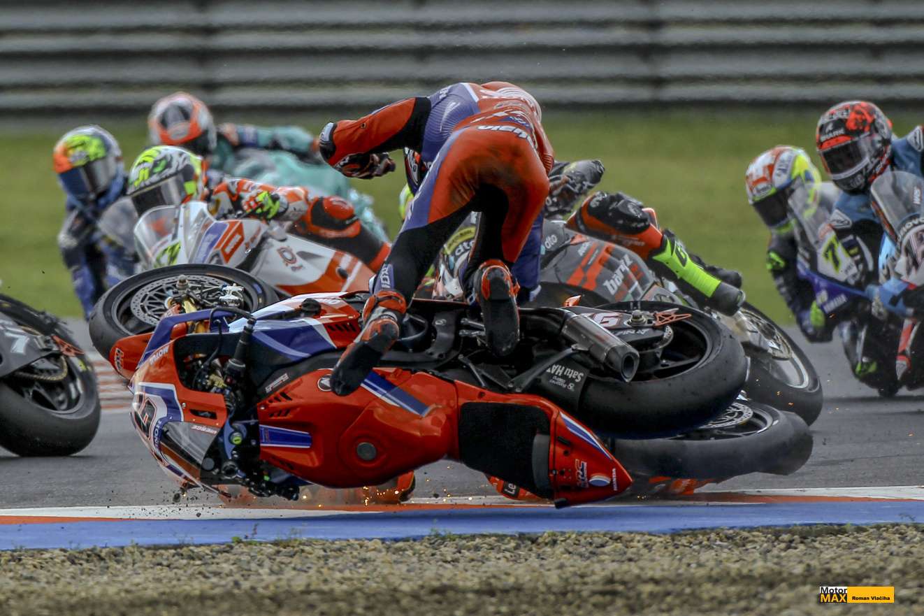 WSBK AUTODROM MOST 2025. Pád  dvojice Bautista Vierge  – od Romana Vlačihy.