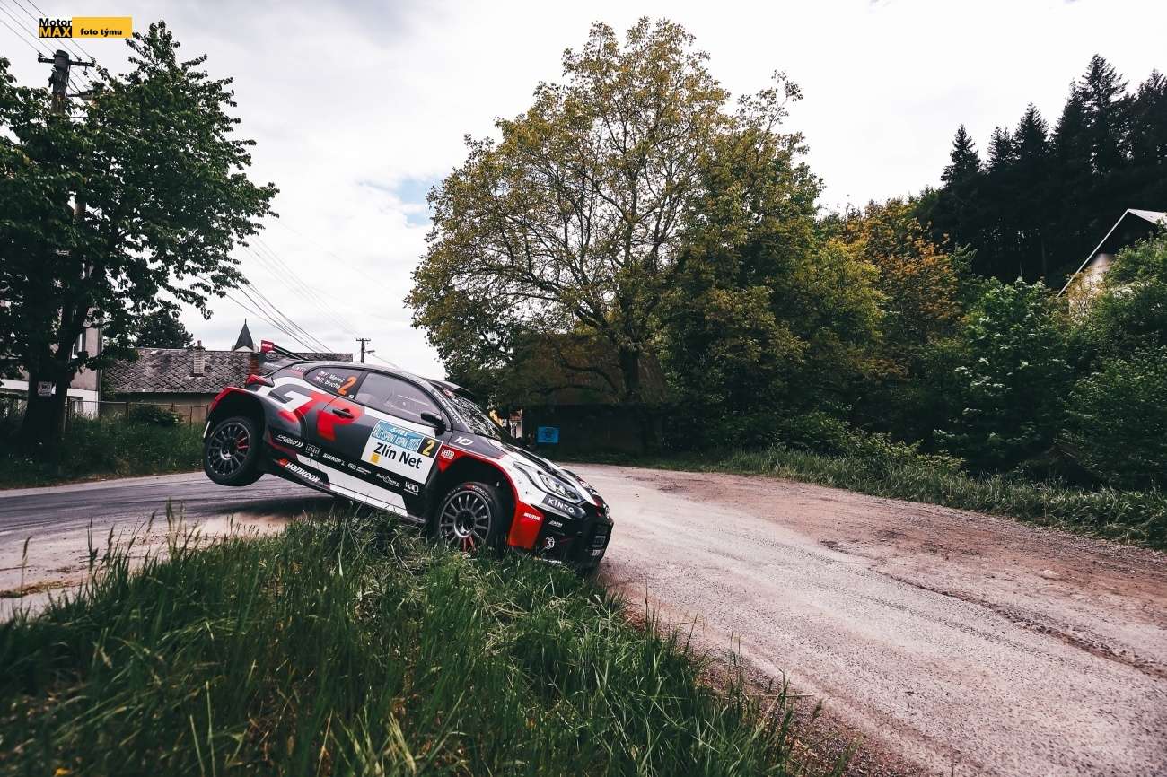 Filip Mareš s Radovanem Buchou před rallye mezi vinicemi.