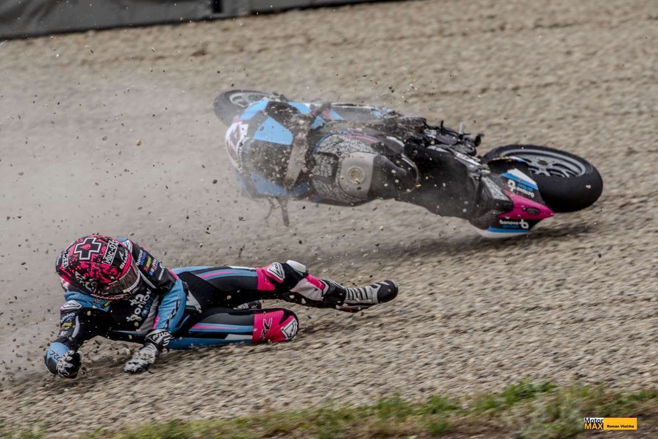 WSBK Most 2025 a páteční pád Reddinga. Akční fotoseriál Romana Vlačihy.