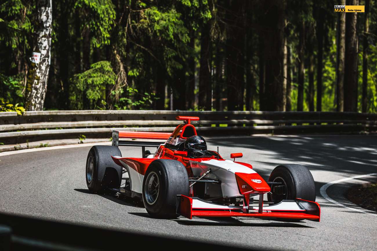 Ústecká21 –  Martin Juhás s Lolou B03 se v závodě ani nesvezl.