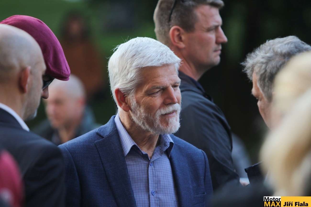 Prezident Pavel je také kolegou motoristickým fotografem. Video !