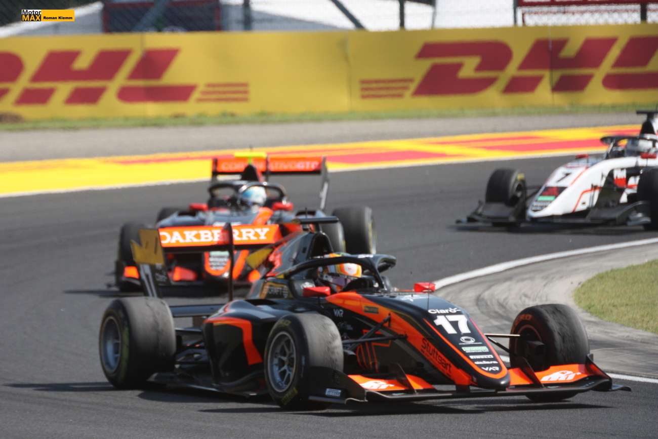 Nedělní závod F3 v Barceloně: Znovu dominující Camara.