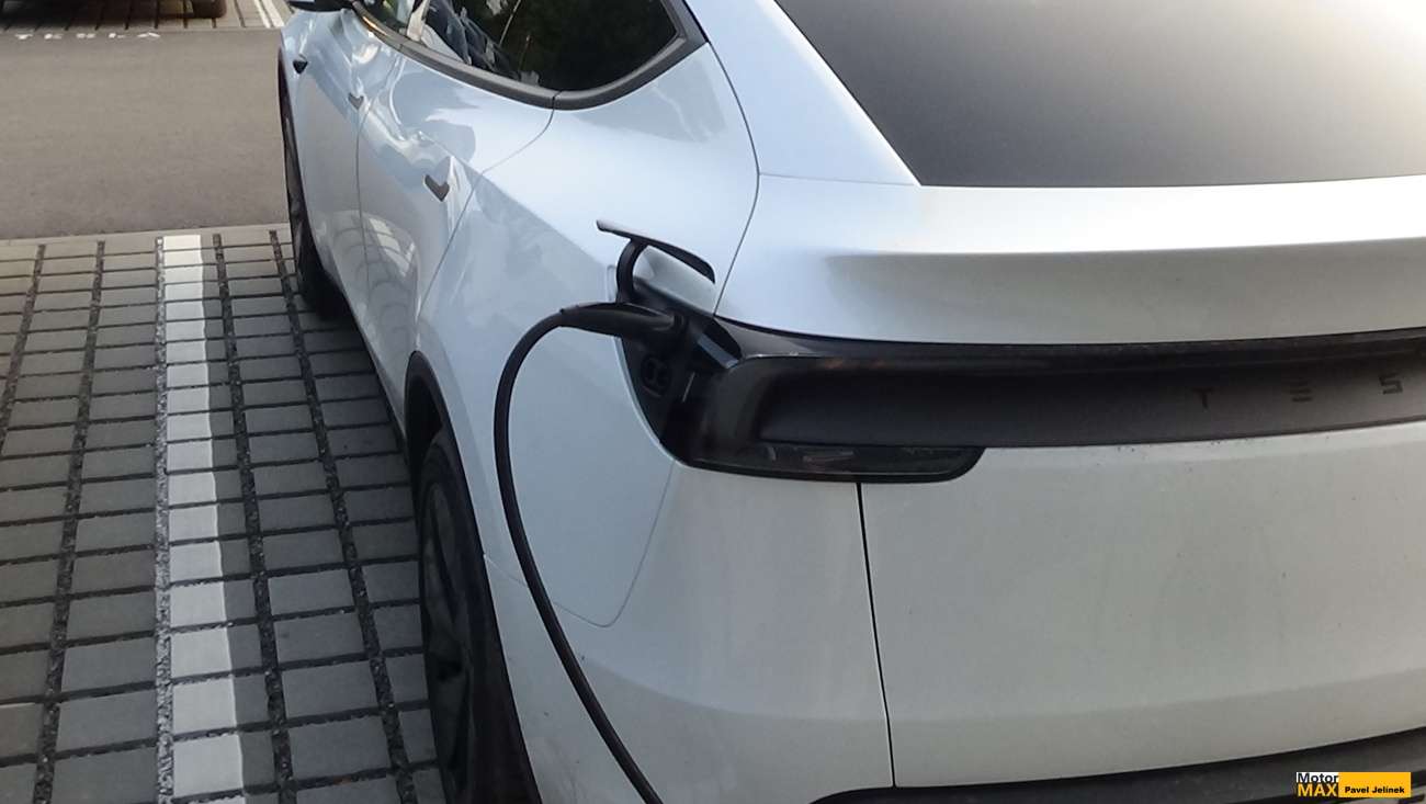 Hybridů je stále více než fanaticky  prosazovaných elektromobilů.