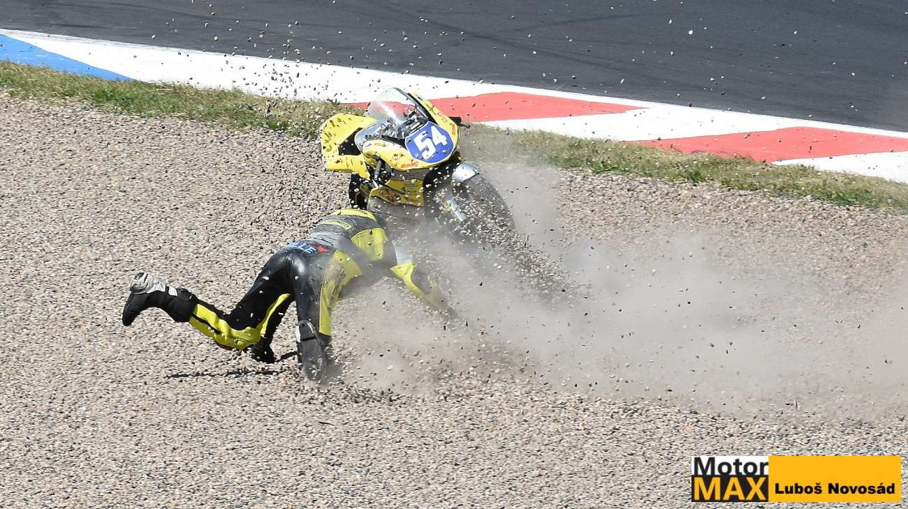 CRASH IDM MOST 2025 – divoký „výlet“ do kačírku. Fotogalerie Luboše Novosáda.