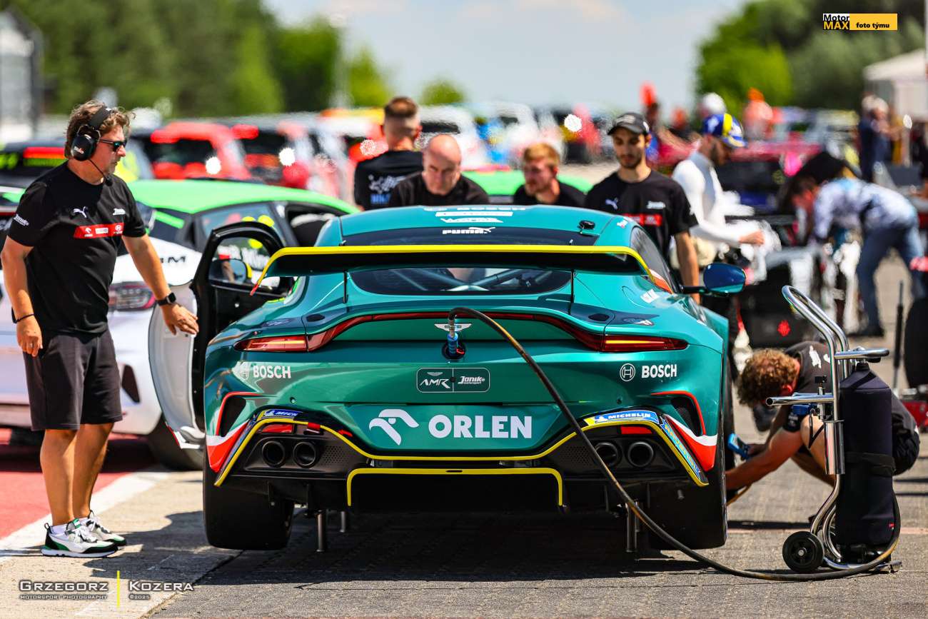 Aston Martin a Václav Janík a Petr Koukola vezou z Poznaně prvenství.