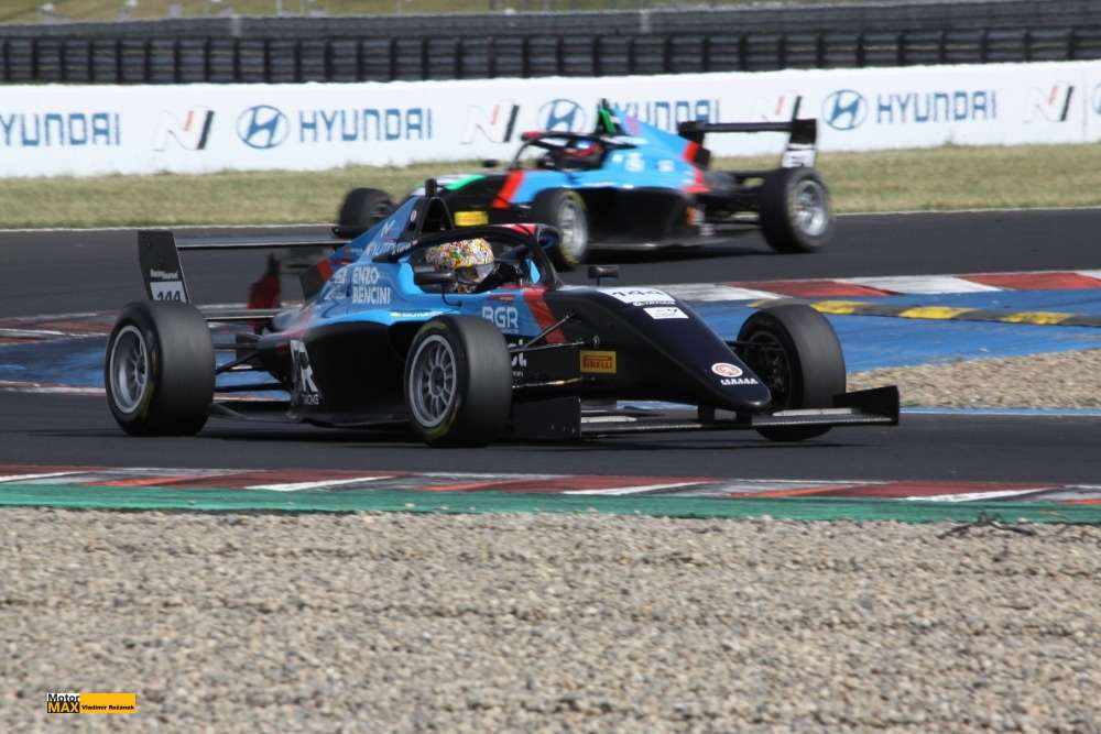 Max Karhan usedl poprvé za volant motokáry v pěti letech. Změnilo to jeho život.