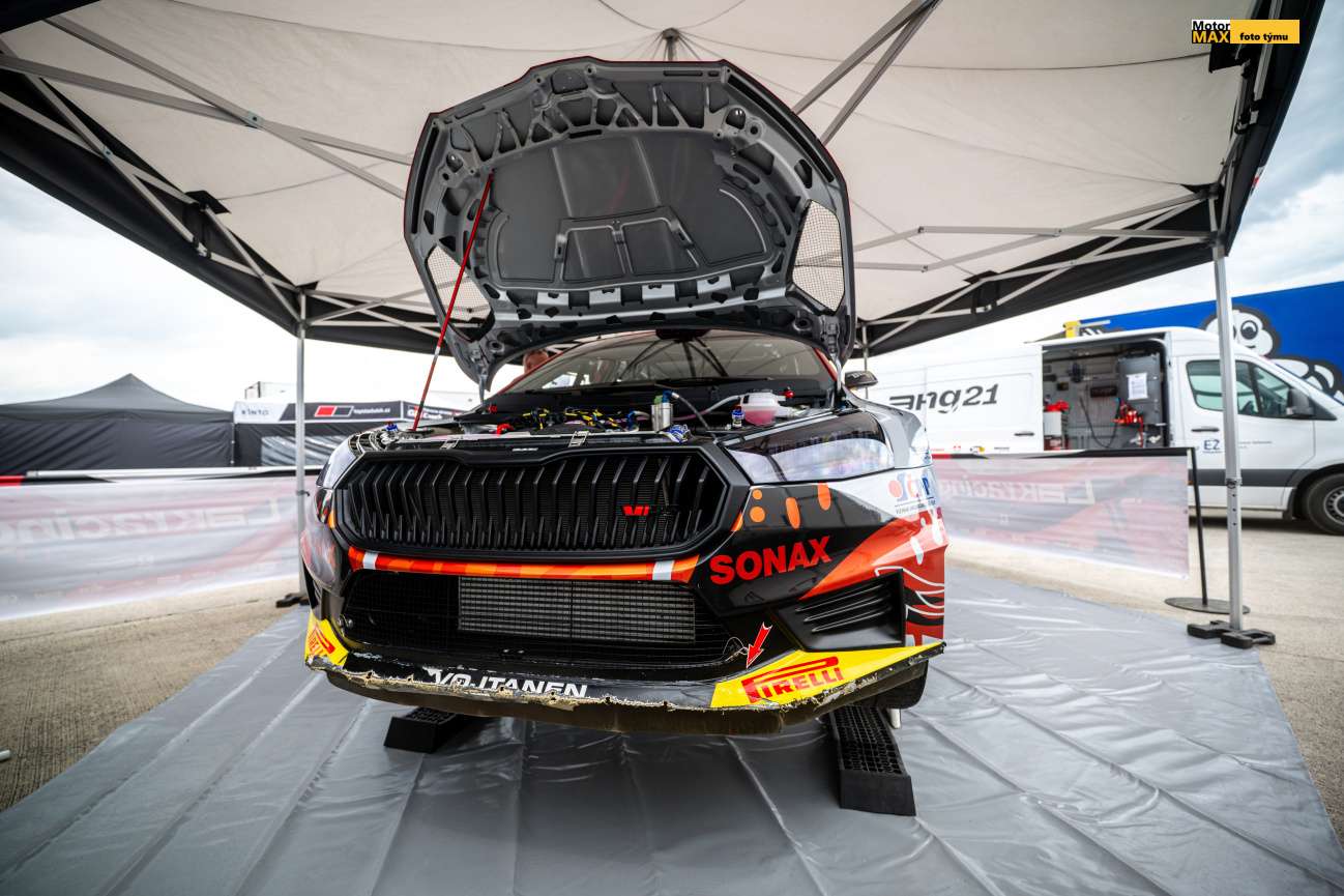 Vojtěch Štajf v Příbrami ve vysokém tempu vylétl z trati a musel odstoupit. Video.