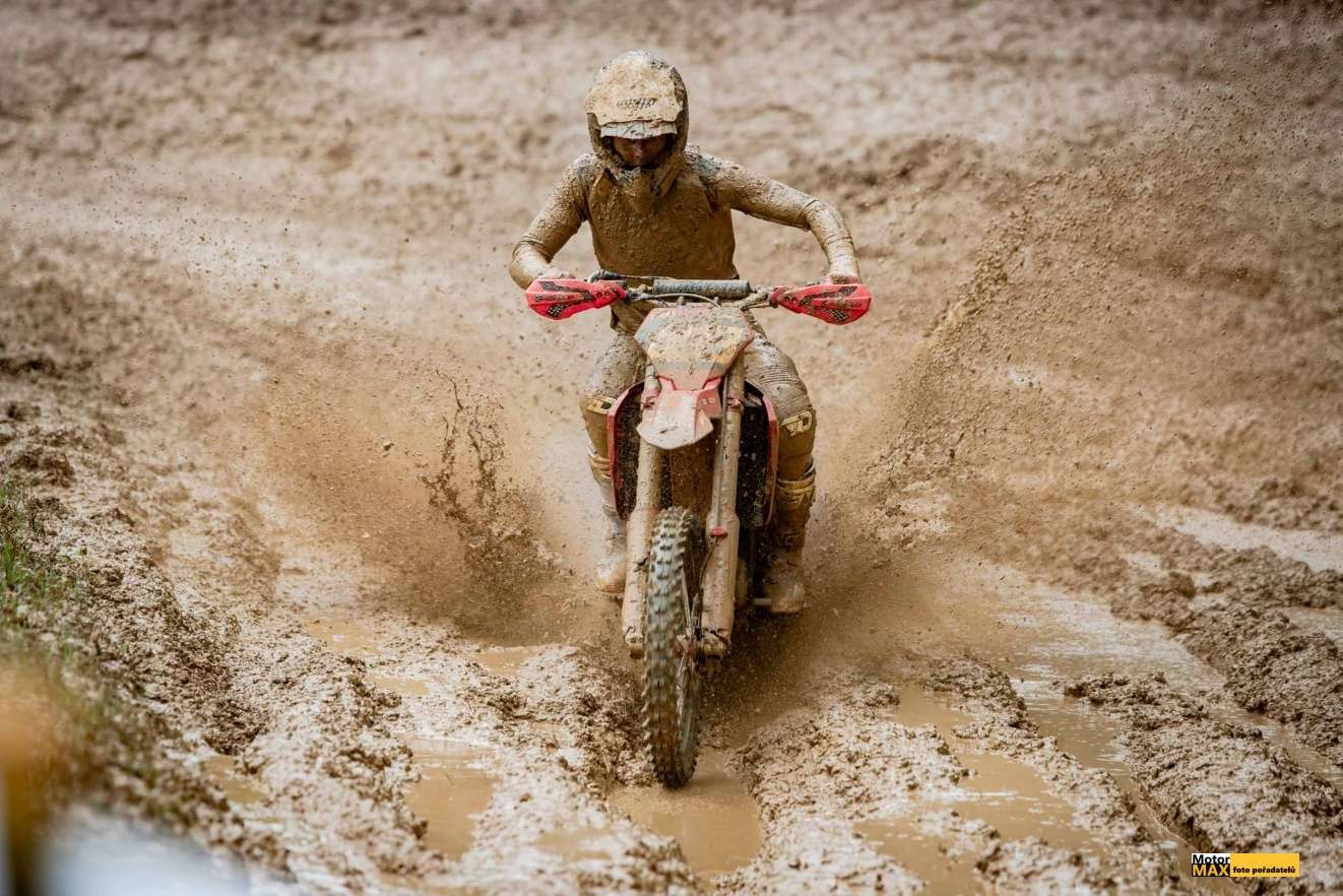 Open mistrovství ČR v motokrosu v Petrovicích zkrátilo hluboké bahno.