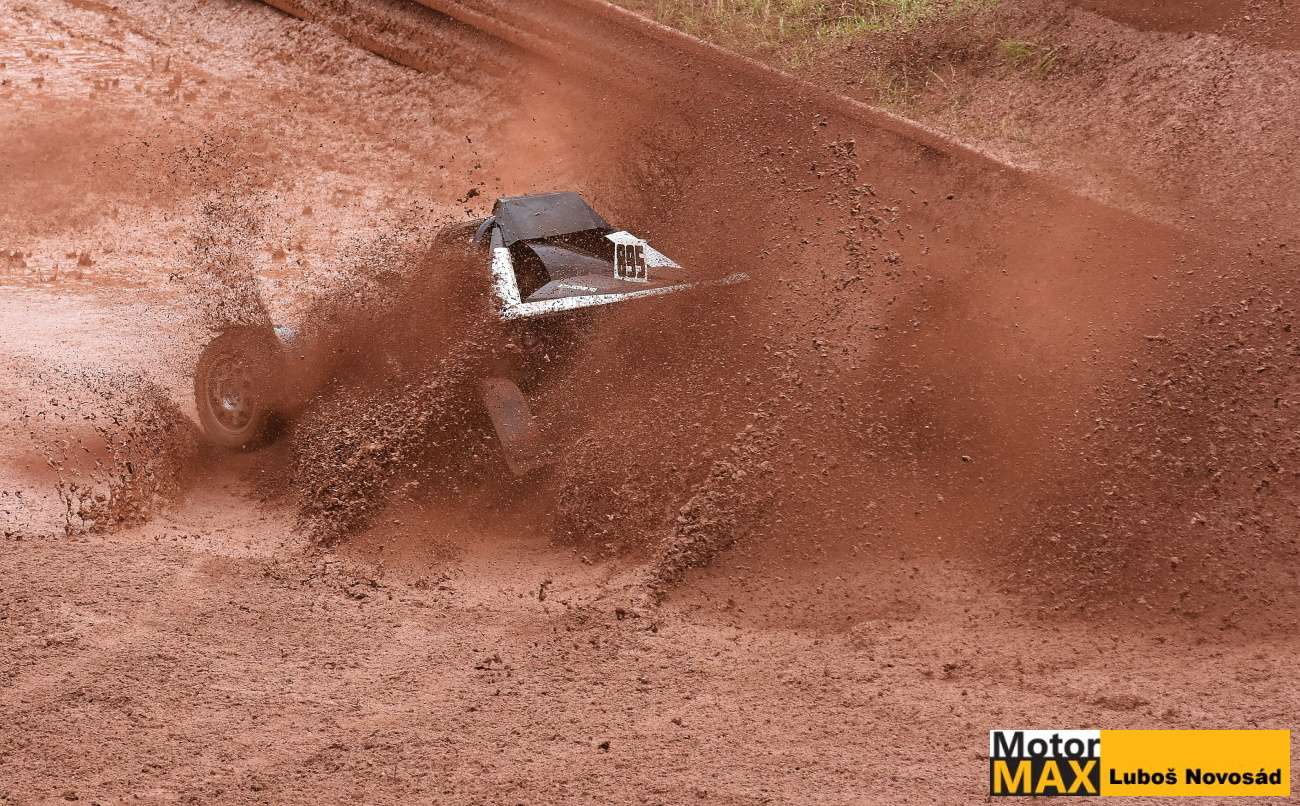 Pořádně rozbahněný a dramatický závod v Nové Pace. Fotogalerie Luboše Novosáda.
