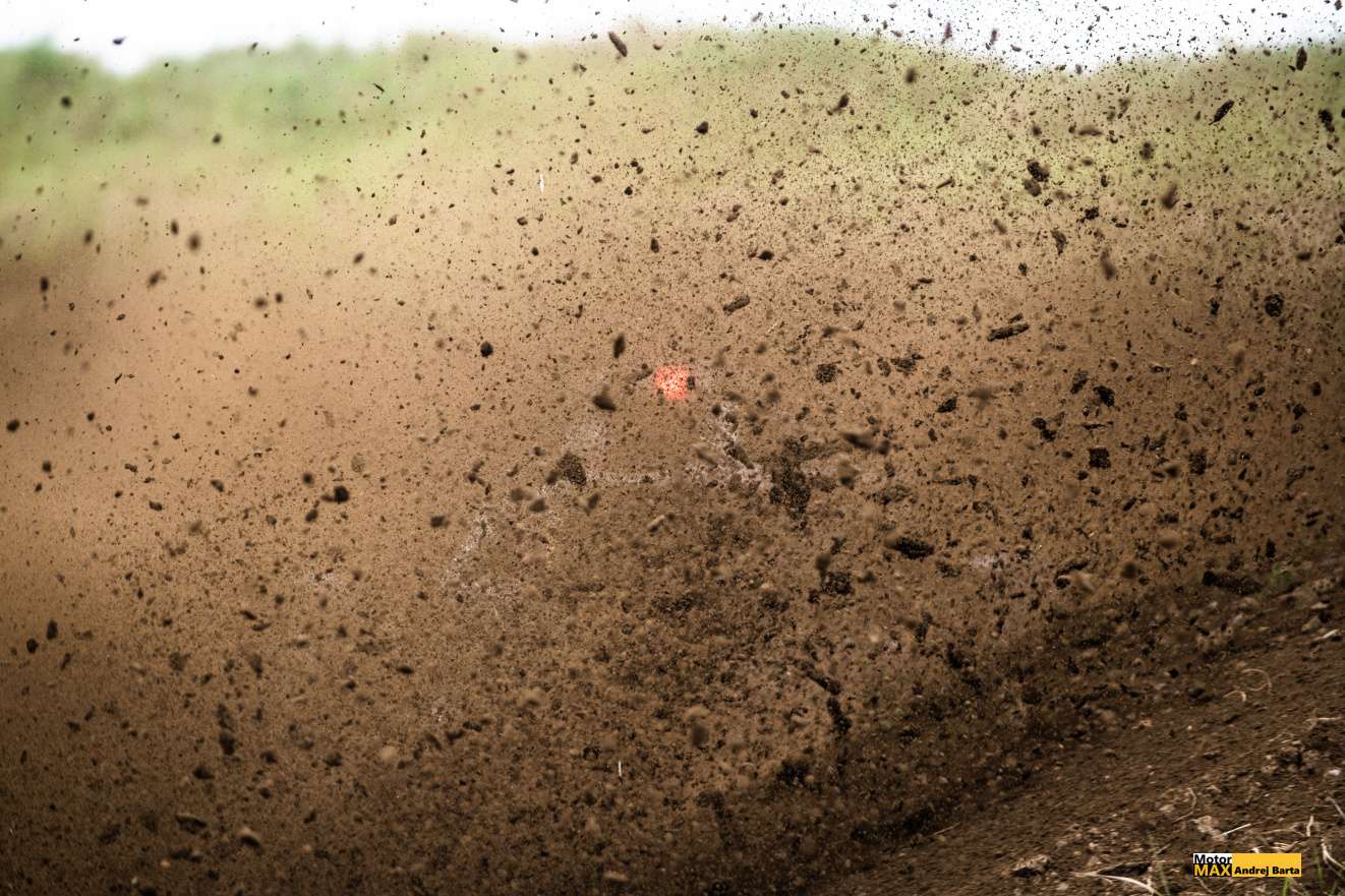 Autokross v rozbahněném Poříčí nad Sázavou 2025. Akční fotogalerie Andreje Barty.
