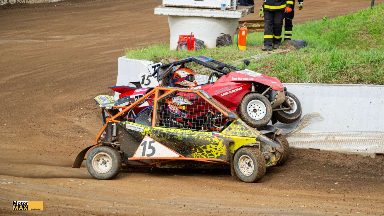 Autokross v Poříčí nad Sázavou 2025. Fotogalerie Jana Stejskala.