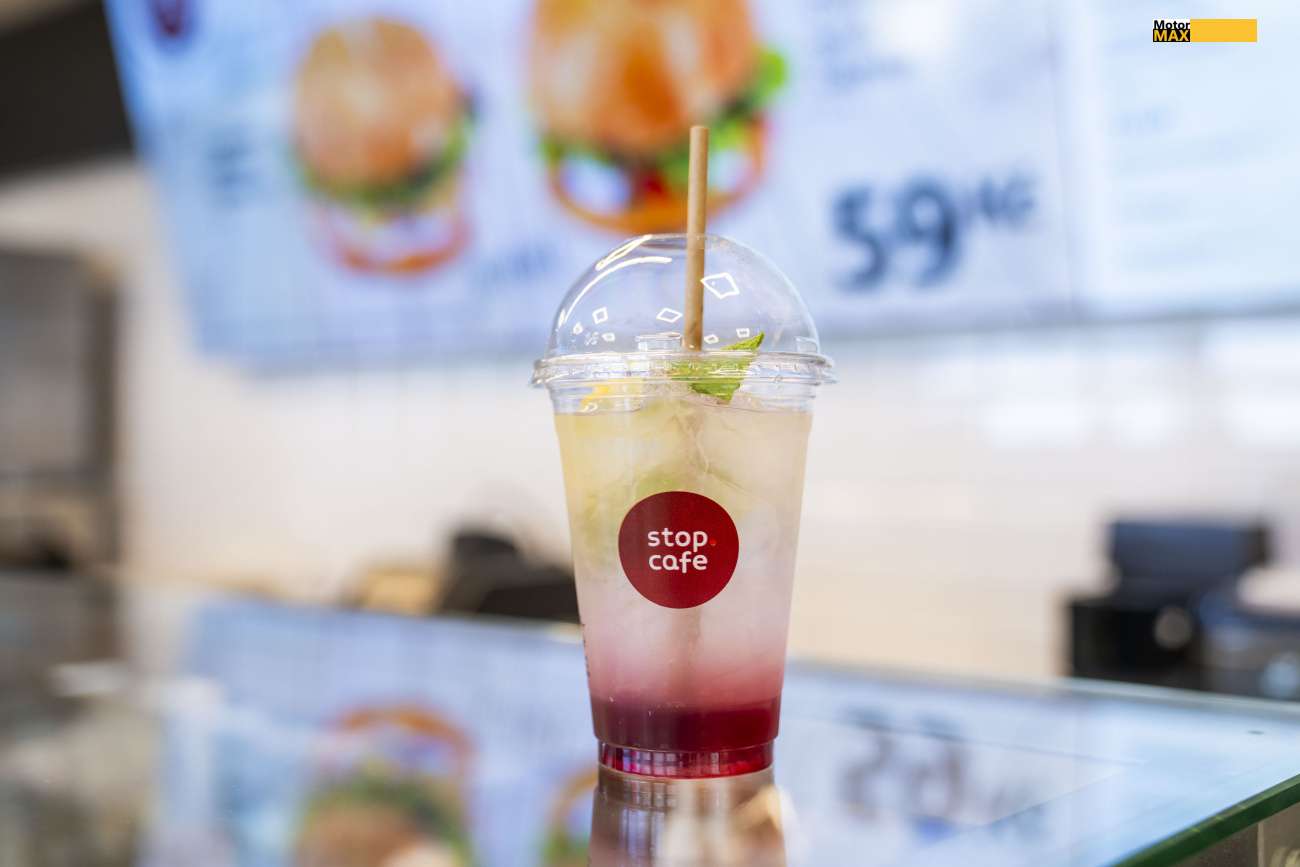 Češi pitný režim za volantem stále podceňují. I řidiči.