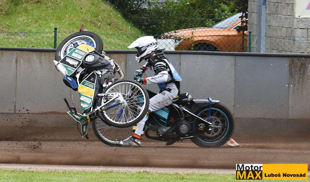 Veledramatická fotogalerie Luboše Novosáda z karambolu na ploché dráze v Liberci.