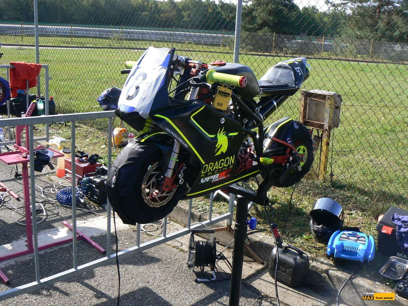 Dvouhodinovka minibiků na minibikové dráze na Masarykově okruhu. Video.