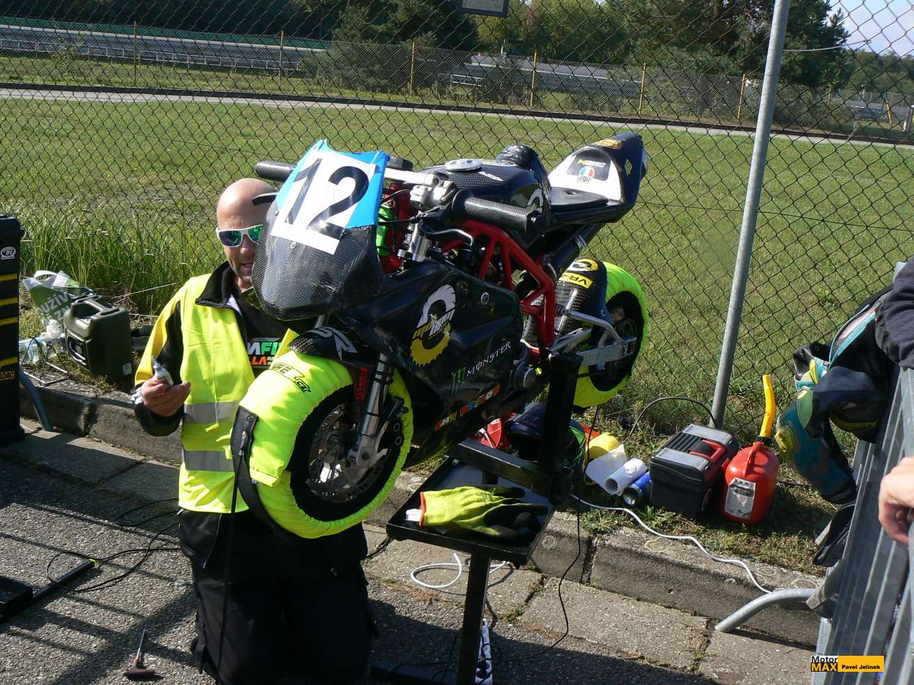 Dvouhodinovka minibiků na Masarykově okruhu. Fotogalerie Pavla Jelínka.