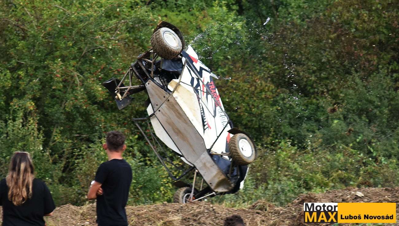 Rozbahněný i  akční Dolní Bousov 2025. Fotogalerie Luboše Novosáda.