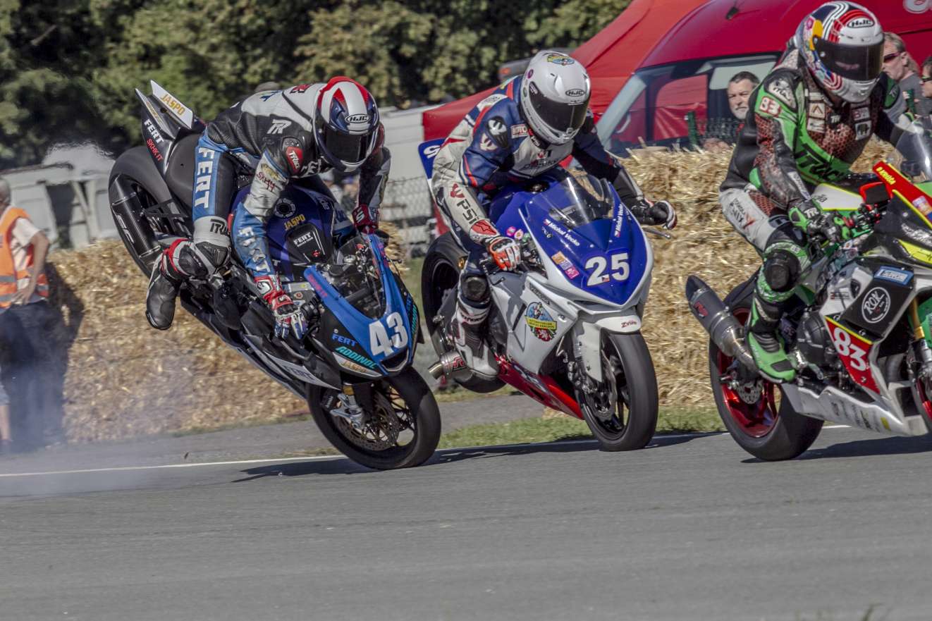 Dymokury 2025 a akční pád Vecka a Hrstky. Fotogalerie Romana Vlačihy.