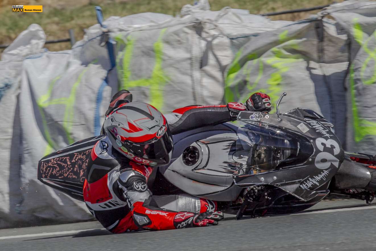 Dymokury 2025 a pád Červenáka objektivem Romana Vlačihy.