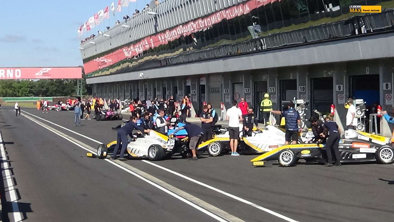 Tak tady ke srážce chyběly jen centimetry……. Výjezd F4. Video !