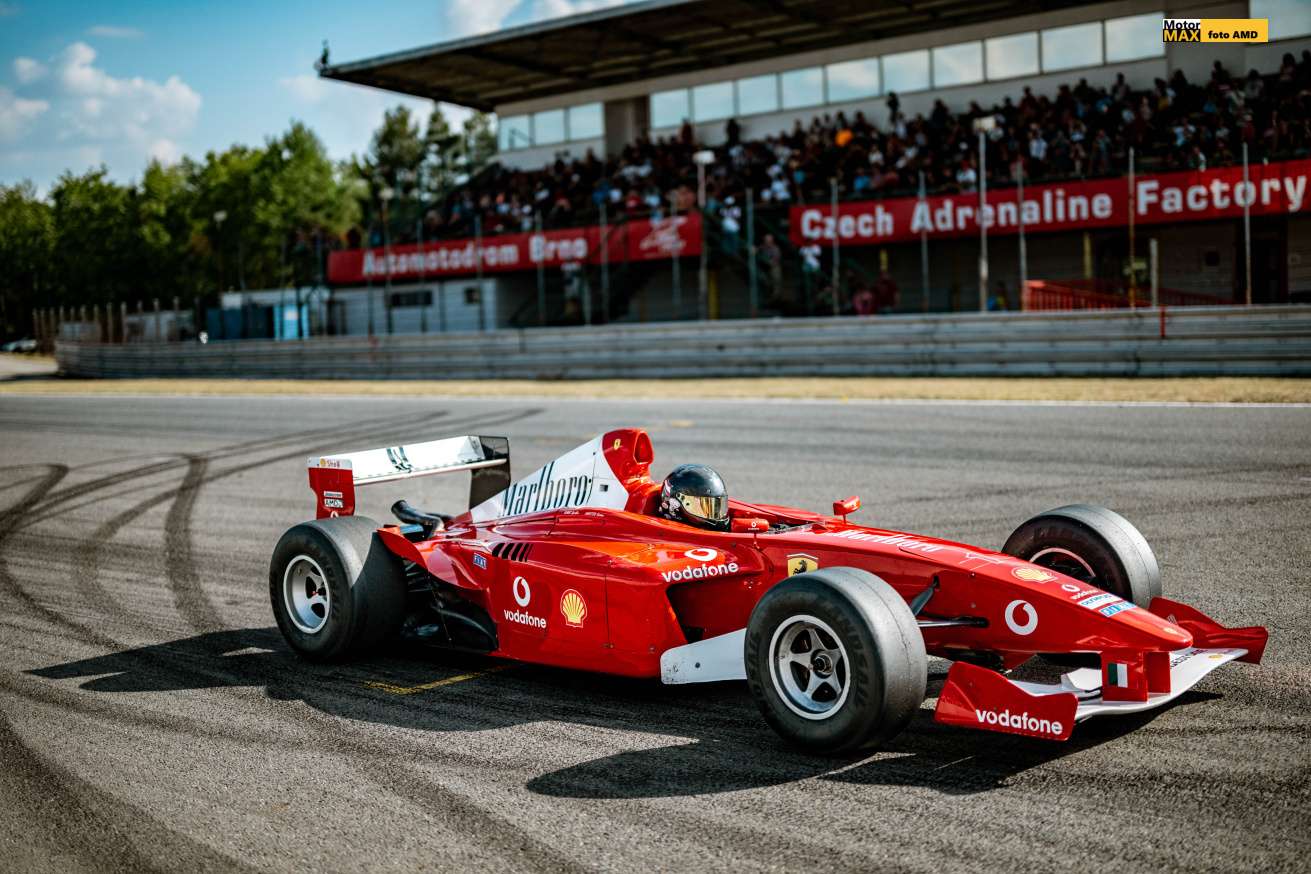 Festival rychlosti na Masarykově okruhu o víkendu nabídne formuli 1, 16 závodů i letní kino.