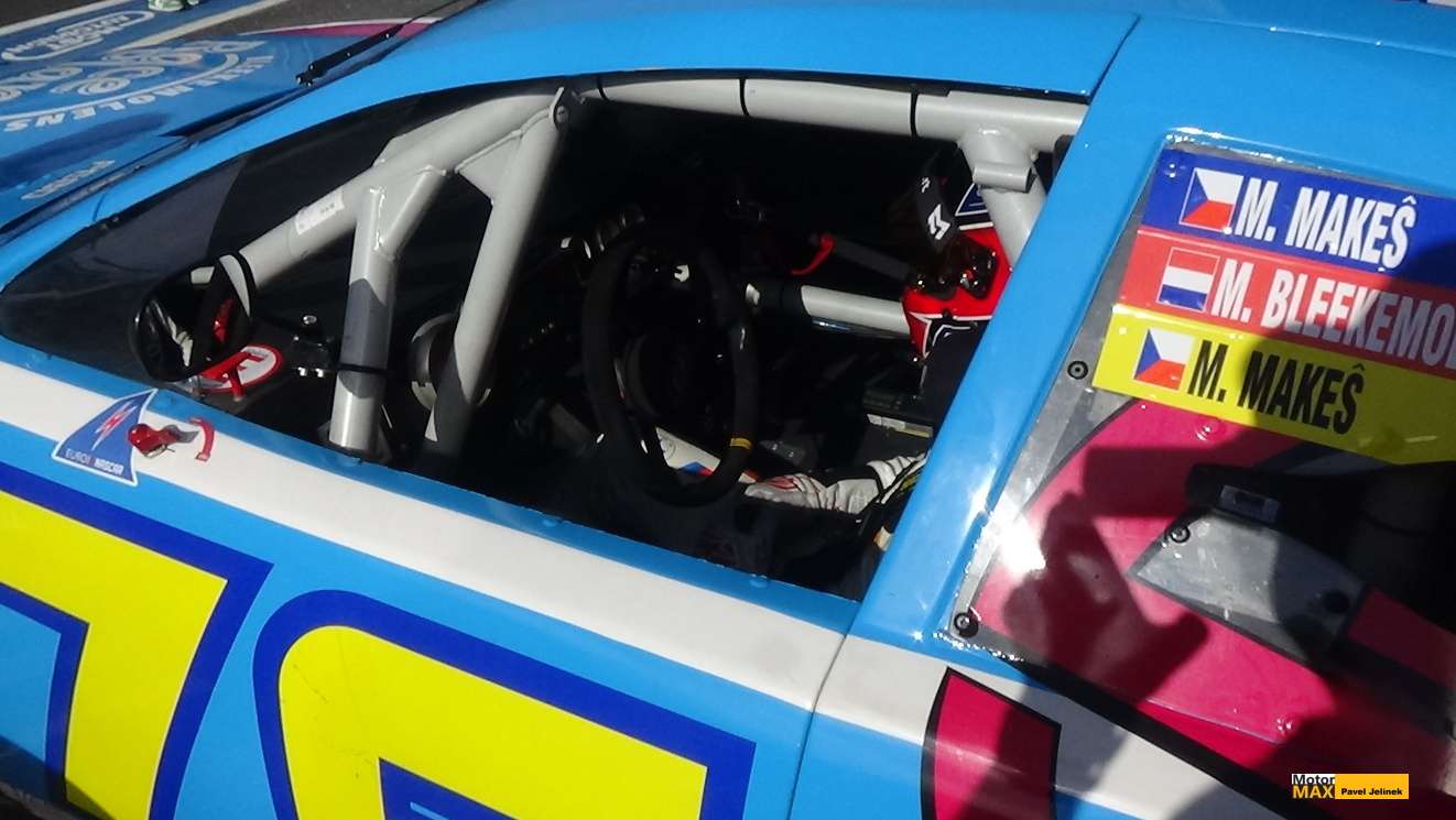 Nascary v Mostě 2025 a problém jednoho z favoritů v první řadě. Video.