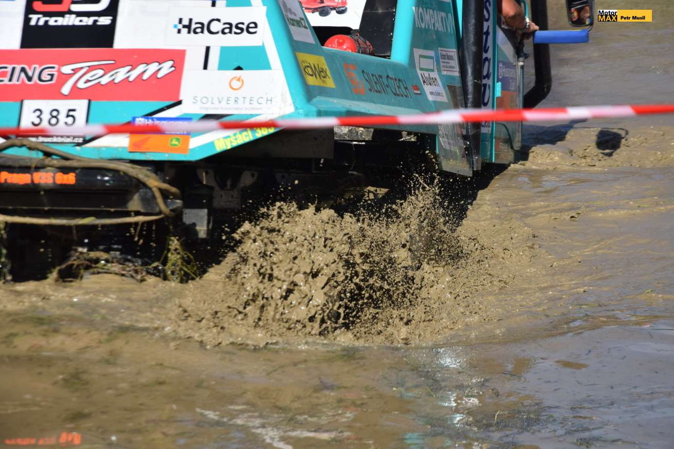 Slunečné ale bahnité Milovice II 2025. Fotogalerie Petra Musila.