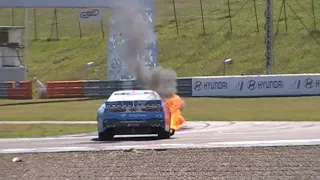 Hořící nascar při závodech v Mostě. Vůz nakonec po chvíli odjel…. Akční video.