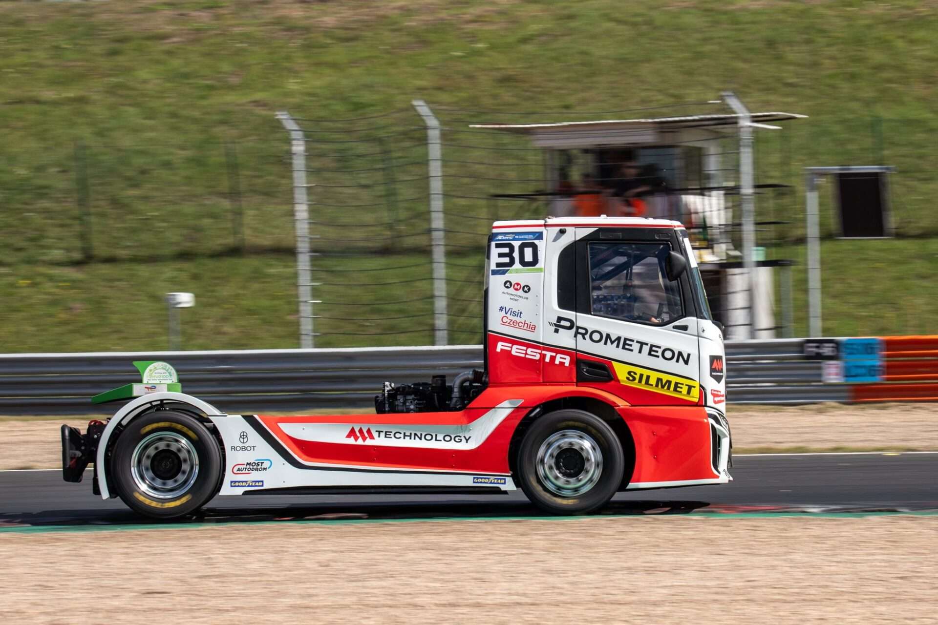 Dakarák Martin Macík letos pro změnu na okruhu v Mostě. Video.